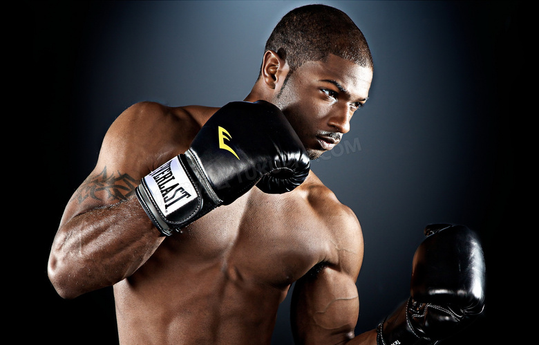 戴手套的拳击运动男子摄影高清图片