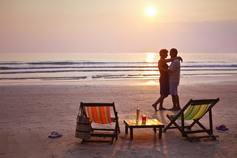 阳光海景与沙滩上的情侣等高清图片