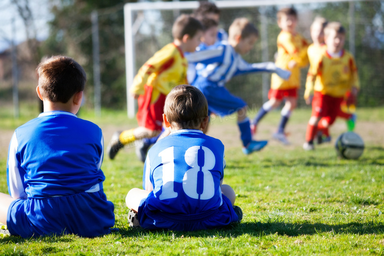 草地上的开心足球儿童摄影高清图片