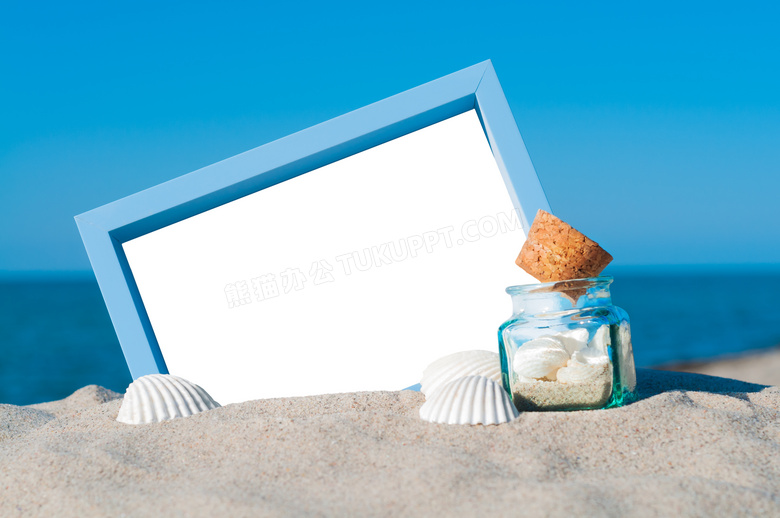 沙滩上的画框与瓶子等摄影高清图片