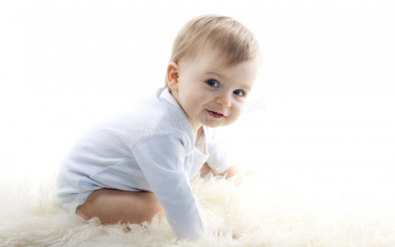 在毛绒绒毯子上玩耍的宝宝高清图片