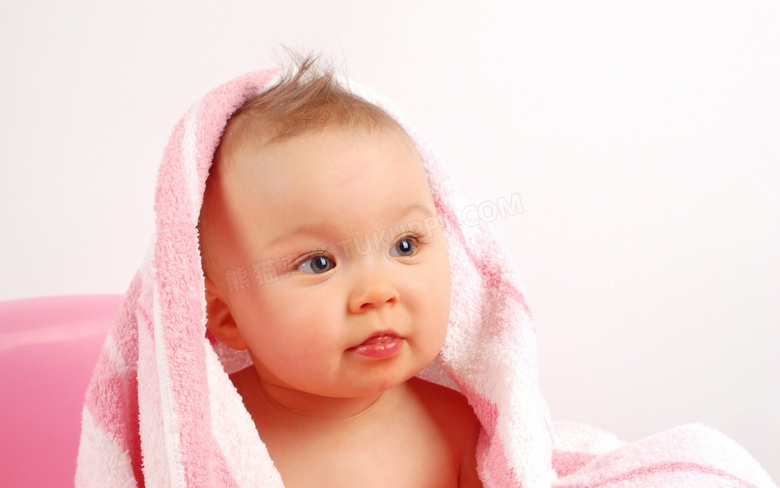 头上披着大毛巾的宝宝摄影高清图片
