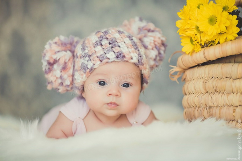 头上戴着编织帽的宝宝摄影高清图片