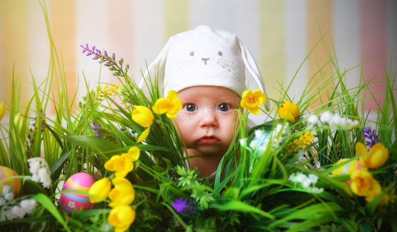 在花草丛后的宝宝写真摄影高清图片