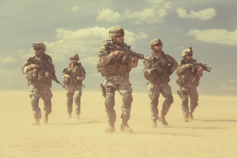 沙漠里执行巡逻任务的小队高清图片