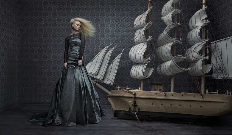 长裙子美女人物与帆船模型高清图片