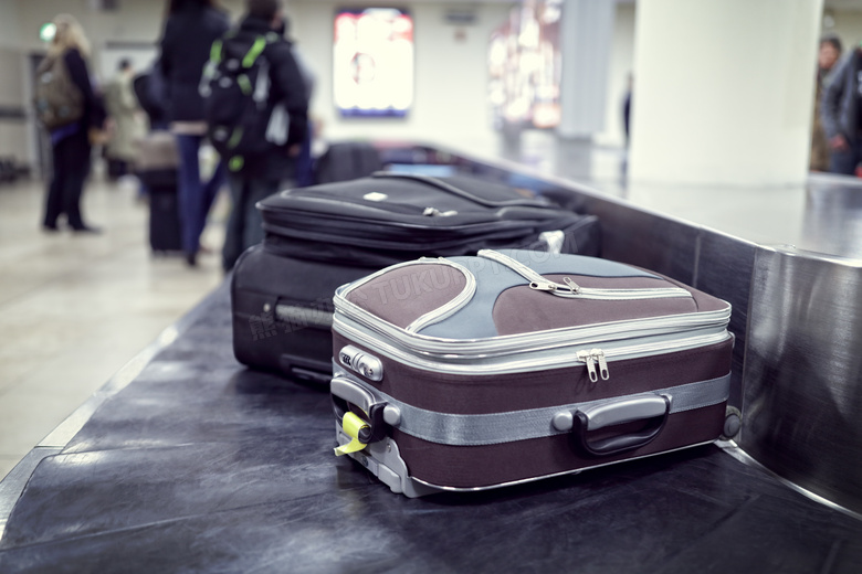 传送带上的行李箱特写摄影高清图片