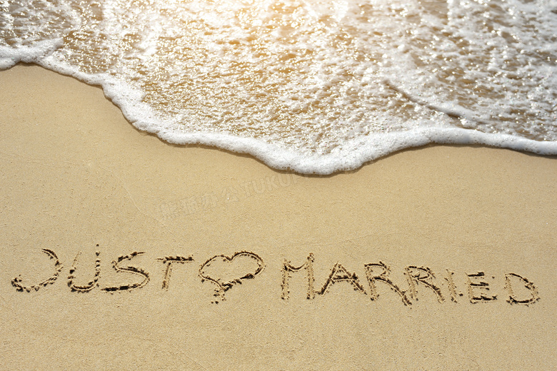 写在沙滩上的英文字母摄影高清图片