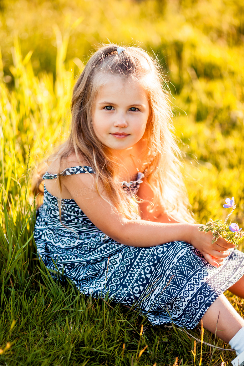 坐在草地上的可爱女孩摄影高清图片