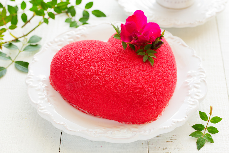 红色桃心形状蛋糕特写摄影高清图片