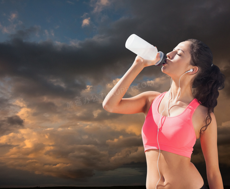 仰脖在喝水的运动美女摄影高清图片