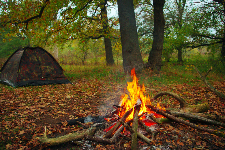 露营帐篷与生起的篝火摄影高清图片