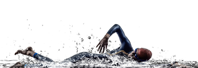 在水中翻腾的游泳人物摄影高清图片