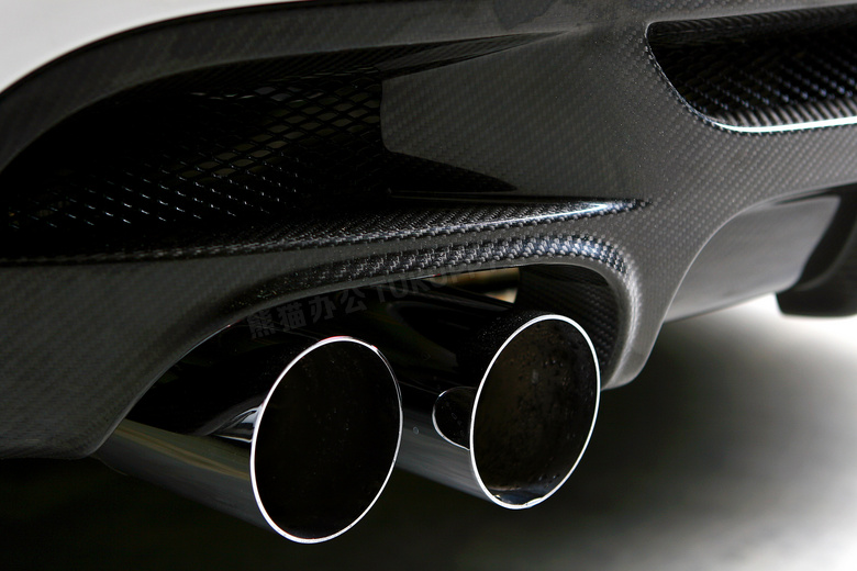 黑色汽车的排气管特写摄影高清图片