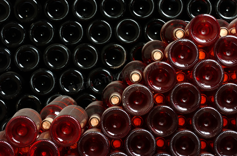 酒坊里整齐排列的酒瓶摄影高清图片