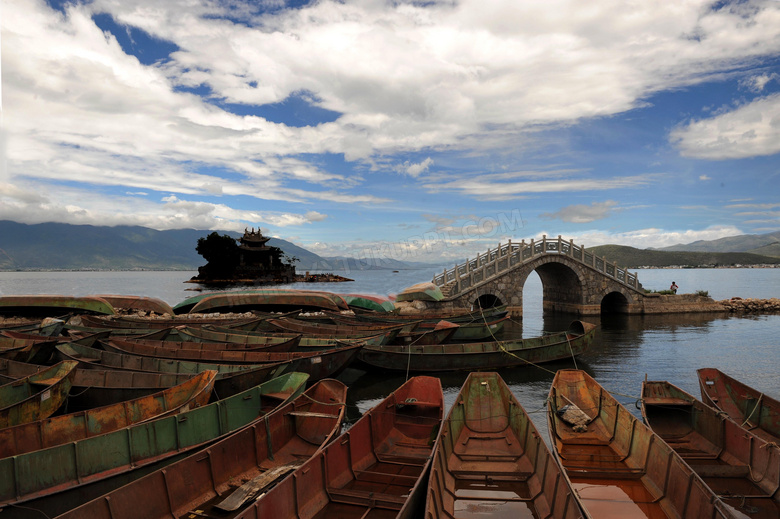 天空白云湖水石桥木船摄影高清图片