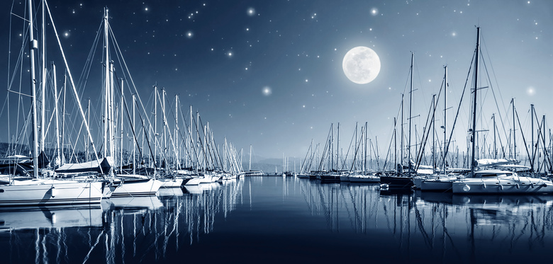 空中的圆月与码头船只摄影高清图片