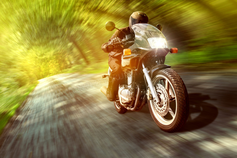 快速行驶的摩托车动感摄影高清图片