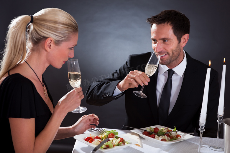 喝香槟就餐的男女人物摄影高清图片