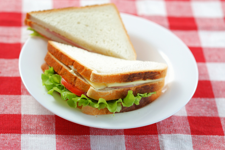 盘子里的面包片三明治摄影高清图片