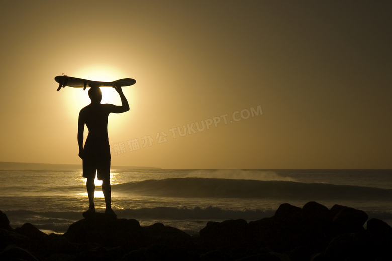 黄昏海边的冲浪人物剪影高清图片