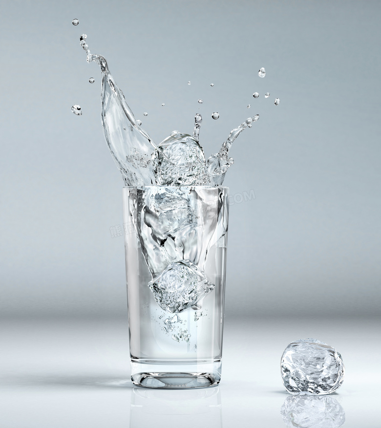 冰块与杯子中的液体飞溅高清摄影图片