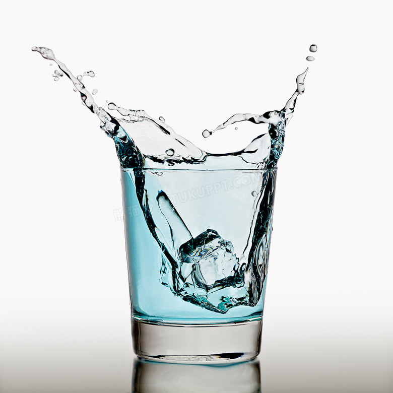杯子中淡蓝色液体飞溅效果与冰块摄影图片
