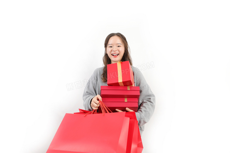 手拿新年礼盒和购物袋的女性
