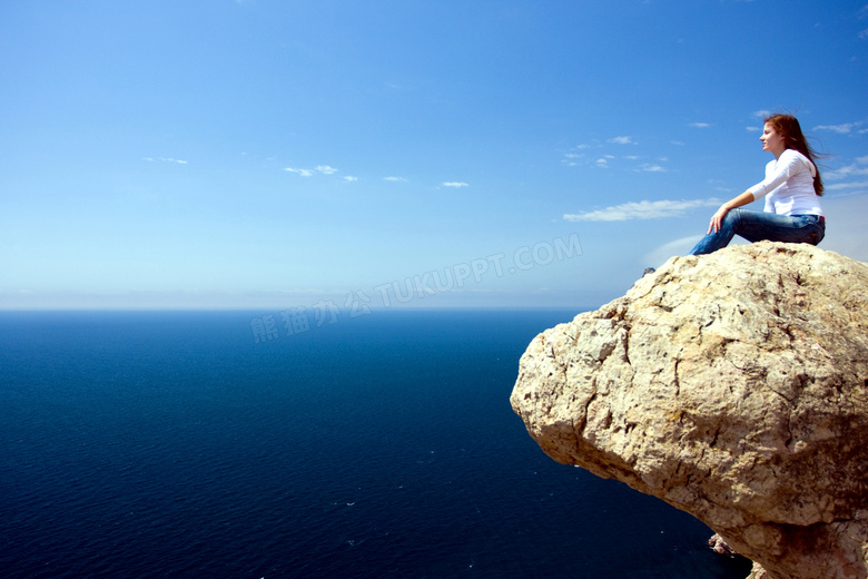 坐在大海边岩石上的美女人物高清摄影图片