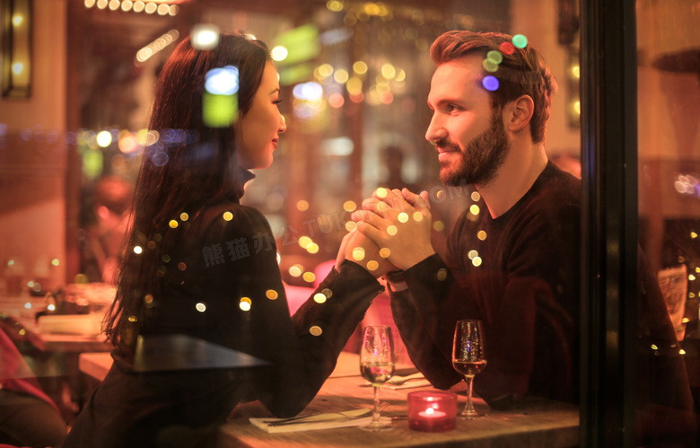 情侣在酒吧上握手爱情图片