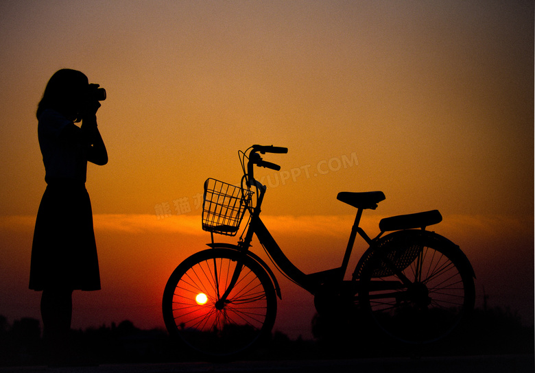 在日出前骑着自行车拍照的背影图片