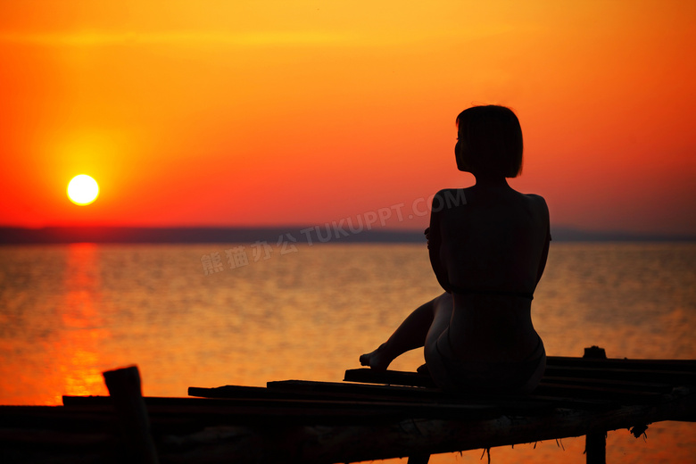 女孩在桥上坐着观看日出背影图片