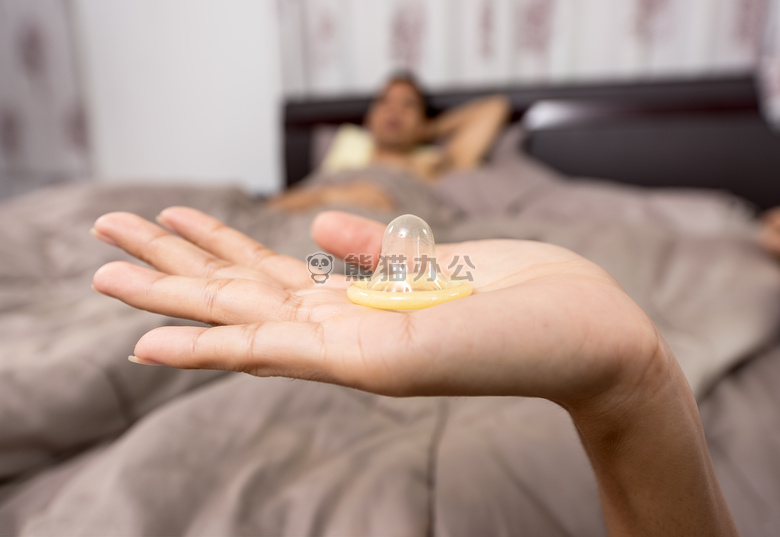 床 卧室 避孕套