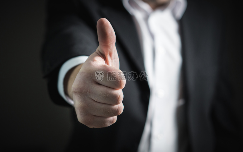 商务成功人士竖起大拇指图片