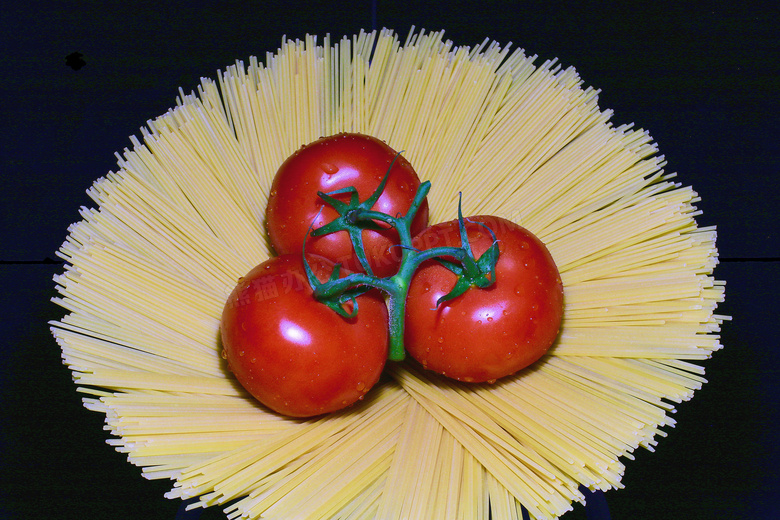 意大利面和西红柿图片
