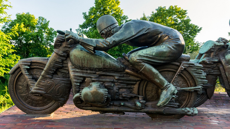 摩托车手铜像图片