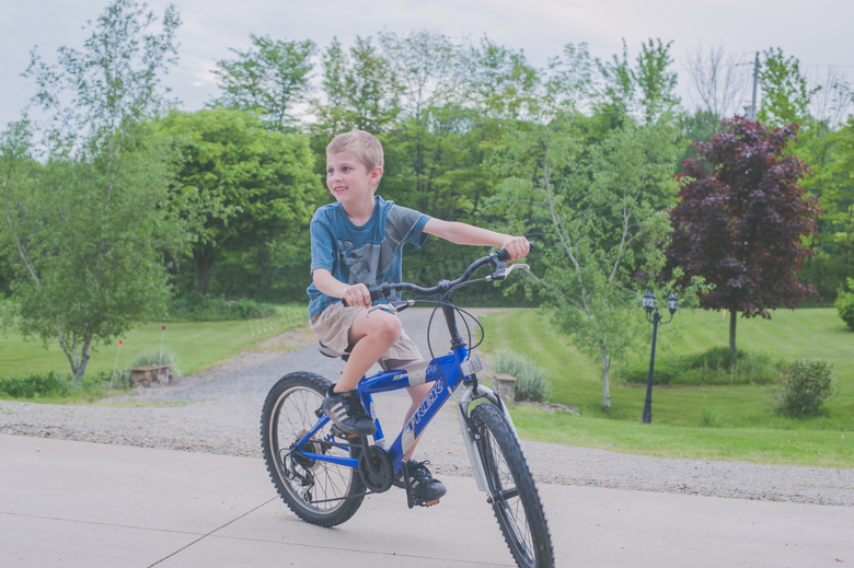 骑自行车的小男孩图片