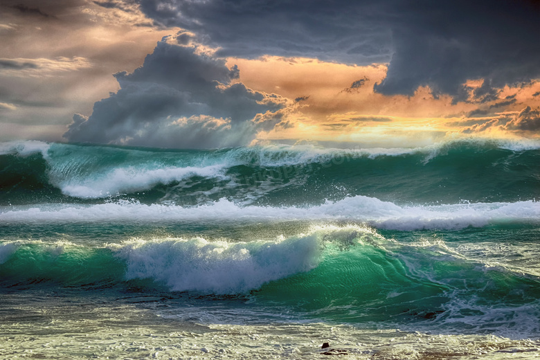 海洋翻滚巨浪图片