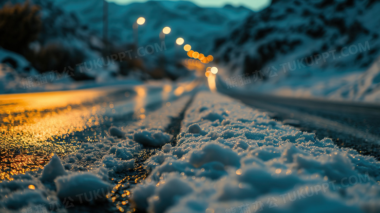 夜晚的雪山公路图片
