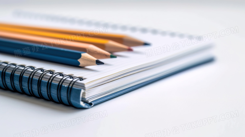 彩色铅笔和彩色记事本图片