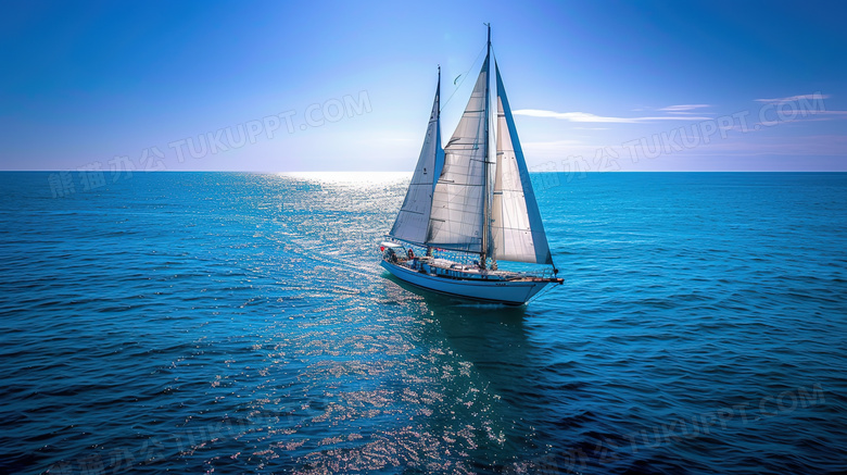 一艘帆船在蓝色的大海上航行图片