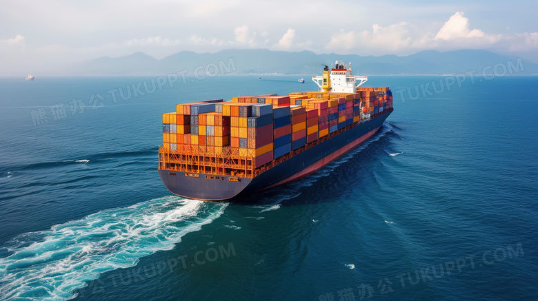满载集装箱的货船在海上航行图片