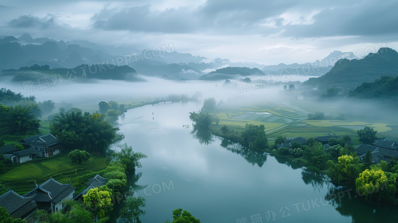 山雾袅绕的山谷河流边上的平房和田野桂林山水图片