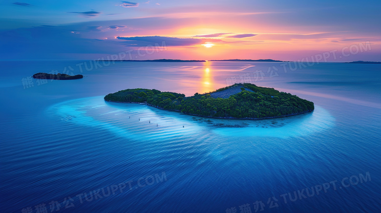 唯美蓝色海洋中的小岛图片