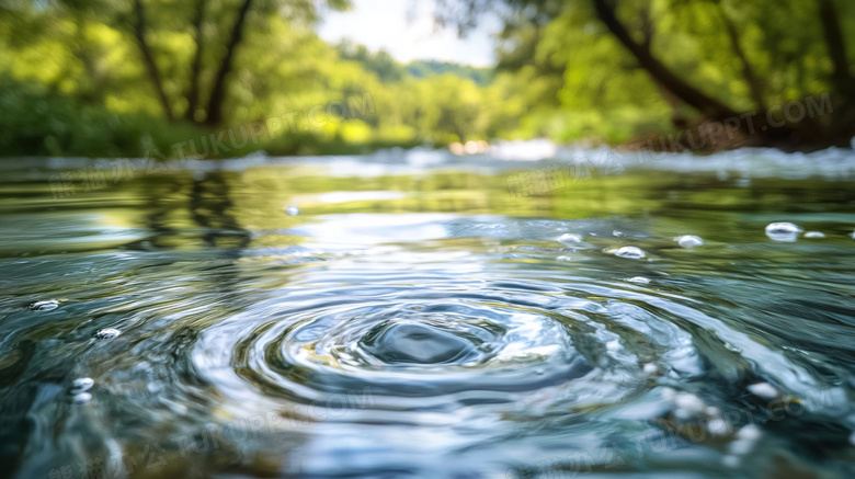 水面上泛起的涟漪水波纹图片