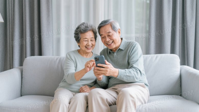 一对老年夫妇坐在浅灰色的沙发上