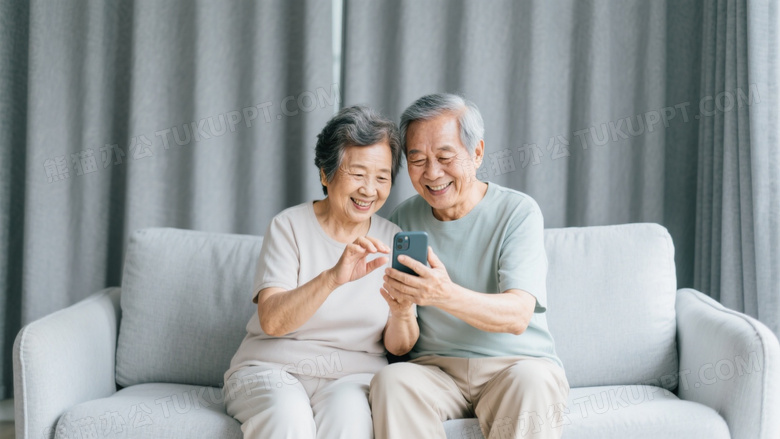 一对老年夫妇坐在浅灰色的沙发上