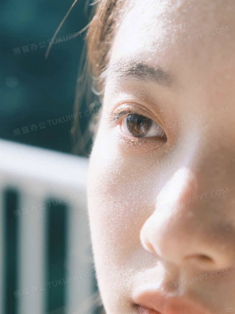 夏日午后阳光下的美女