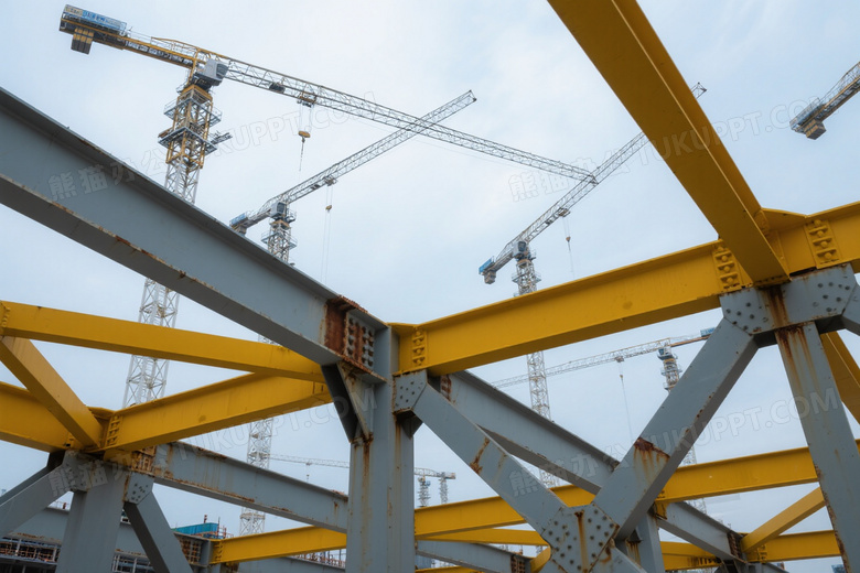 仰拍建筑工地塔吊与钢构图片