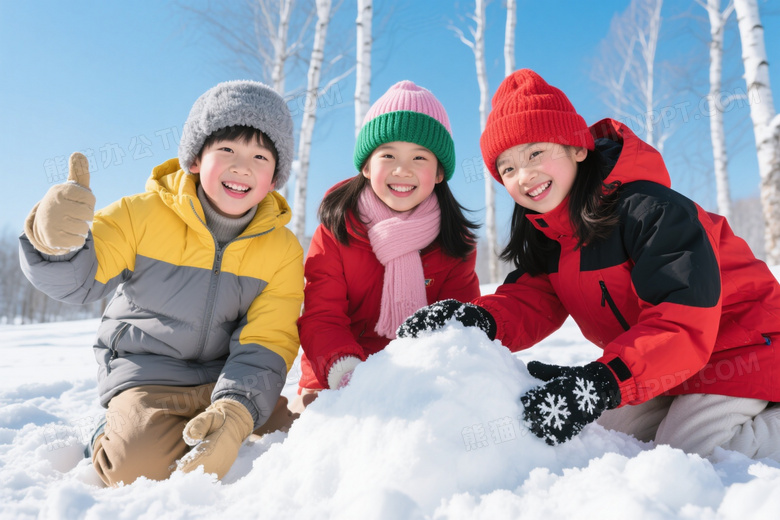 三儿童雪地堆雪玩耍高清图片
